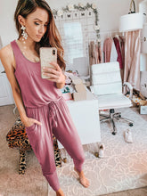 Rückenfreier Jumpsuit mit Trägern und Taschen